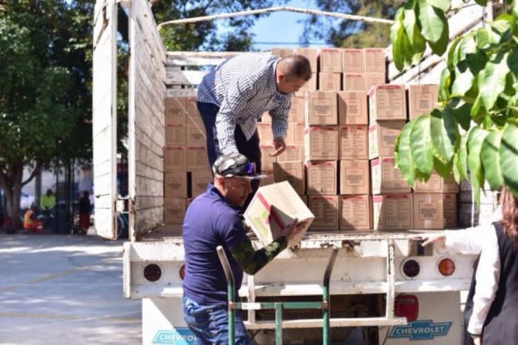 Personal del DIF Zamora distribuye despensas a familias en necesidad, promoviendo apoyo comunitario y solidaridad en la regió.