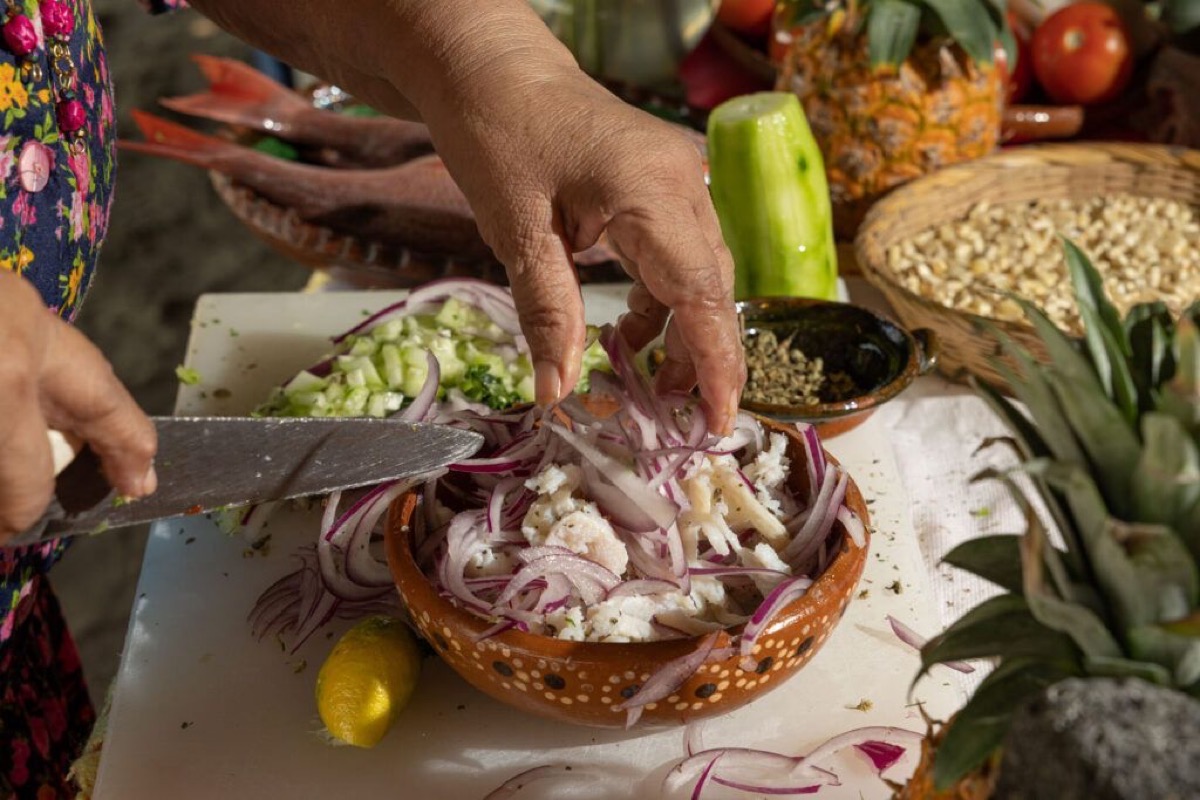 Corte de cebolla, queso y verduras en un plato de barro, preparado para la temporada de Cuaresma en Michoacán.