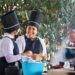 Estudiantes en uniformes de chef conversan en un entorno al aire libre, promoviendo nuevas carreras universitarias en Aquila.