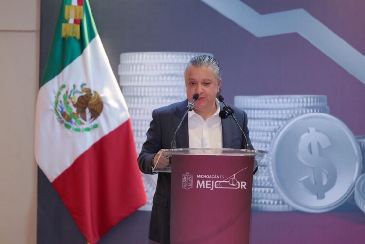 Auto en Michoacán, con bandera mexicana y fondo de monedas y símbolo de dinero, en una conferencia de prensa.