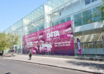 Amplia vista del centro de distribución de chips D4TA en Morelia, con banners promocionales y personas participando en la cam.