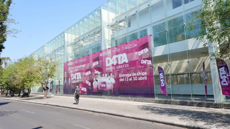 Amplia vista del centro de distribución de chips D4TA en Morelia, con banners promocionales y personas participando en la cam.
