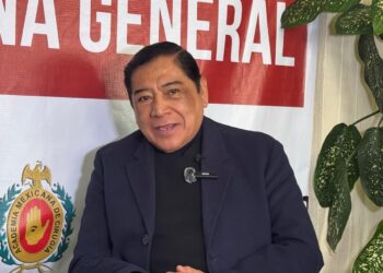 Suero milagro en un entorno médico, con un profesional de la salud en primer plano, en un evento oficial.