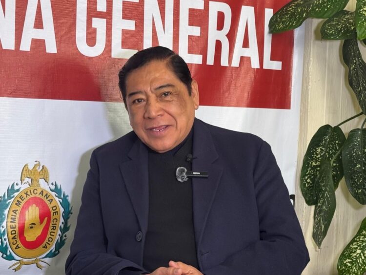 Suero milagro en un entorno médico, con un profesional de la salud en primer plano, en un evento oficial.