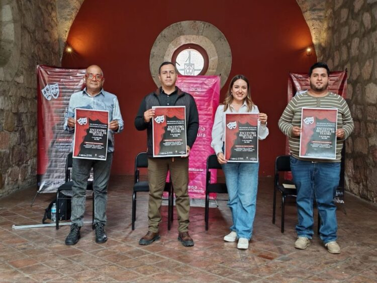 Cartel de evento teatral en un espacio histórico con cuatro personas sosteniendo carteles.