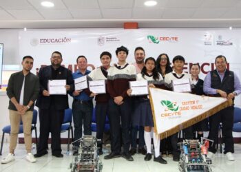 Estudiantes del Cecytem muestran sus proyectos de robótica en una ceremonia previa a la competencia internacional en EE.UU.