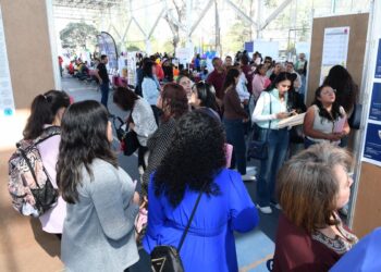 Amplia asistencia de buscadores de empleo en evento regional en Michoacán. La feria ofrece oportunidades laborales en diverso.
