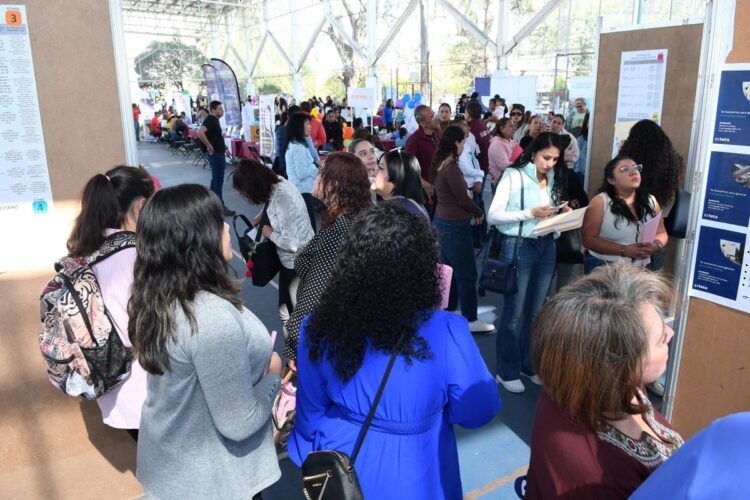 Amplia asistencia de buscadores de empleo en evento regional en Michoacán. La feria ofrece oportunidades laborales en diverso.