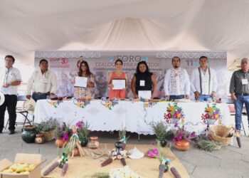 Líderes indígenas participan en foro sobre autogobierno y derechos en Michoacán, promoviendo la autonomía y cultura ancestral.
