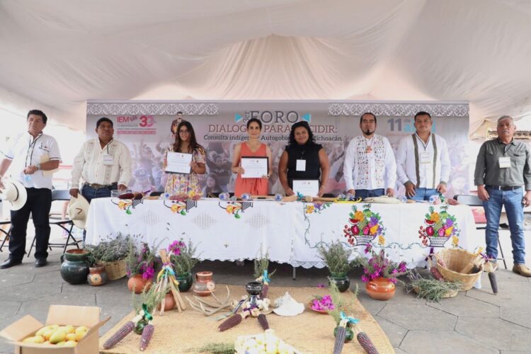 Líderes indígenas participan en foro sobre autogobierno y derechos en Michoacán, promoviendo la autonomía y cultura ancestral.