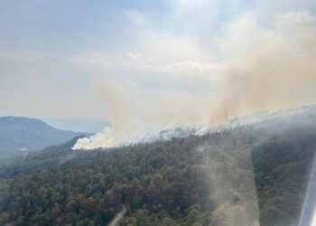 Incendio en Salvador Escalante, combate con helicóptero y brigadas contra las llamas en áreas forestales.