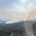 Incendio en Salvador Escalante, combate con helicóptero y brigadas contra las llamas en áreas forestales.