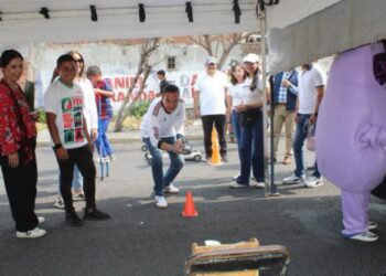 Personas participando en actividades recreativas y educativas en Zamora durante la Vía Recre-Activa.
