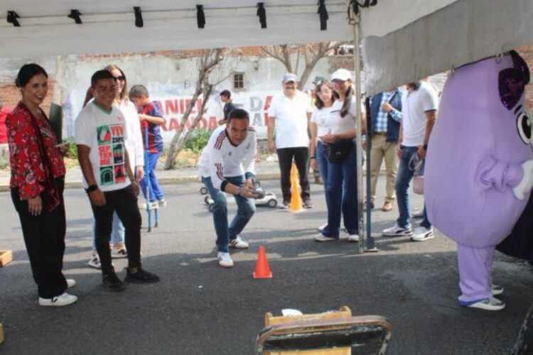 Personas participando en actividades recreativas y educativas en Zamora durante la Vía Recre-Activa.