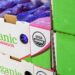 Caja de mangos orgánicos con certificación USDA Organic en un mercado.