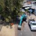 Amplia excavadora y camión en obra de boulevard en Ario, Michoacán, con señalización y trabajadores en sitio.