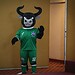 Mascota de equipo de fútbol con disfraz de toro en evento internacional de policías y bomberos en Michoacán.