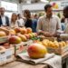 Amplia variedad de mangos frescos en exhibición en un mercado agrícola.