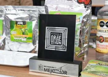 Compact display of organic products from Michoacán, including packaged herbs, natural sweeteners, and health supplements.