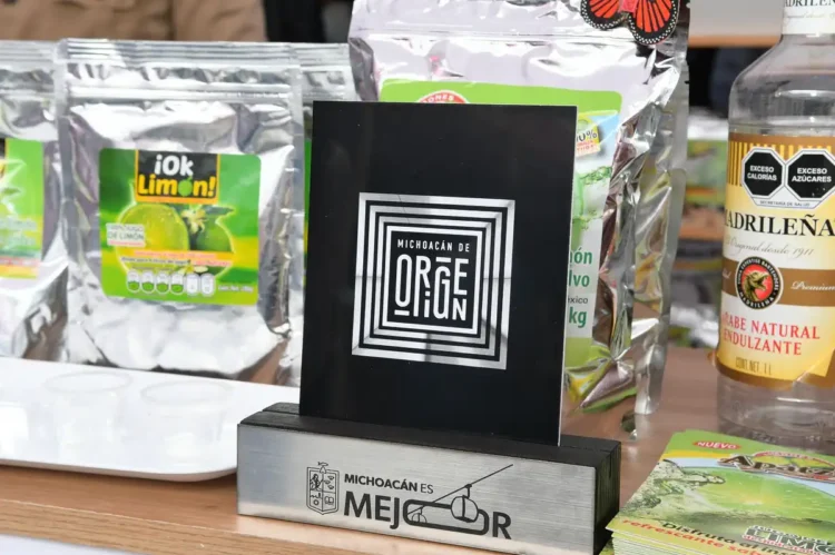 Compact display of organic products from Michoacán, including packaged herbs, natural sweeteners, and health supplements.