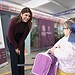 Mujer sonriente conversa con niña en evento de inscripción para programa "Las Niñas Pueden".
