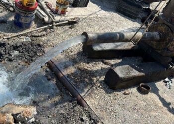 Tubería de agua en proceso de reparación en un municipio de Michoacán.