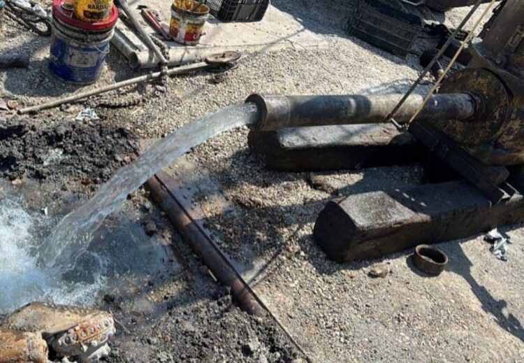 Tubería de agua en proceso de reparación en un municipio de Michoacán.
