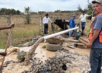 Tubería de agua potable instalada en comunidad indígena de Michoacán, beneficiando a varias familias con acceso a agua limpia.
