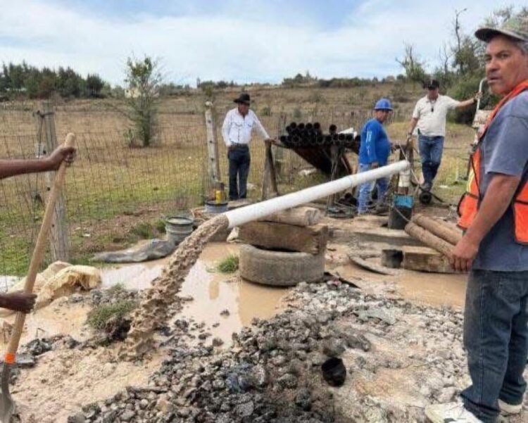 Tubería de agua potable instalada en comunidad indígena de Michoacán, beneficiando a varias familias con acceso a agua limpia.