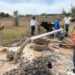 Tubería de agua potable instalada en comunidad indígena de Michoacán, beneficiando a varias familias con acceso a agua limpia.