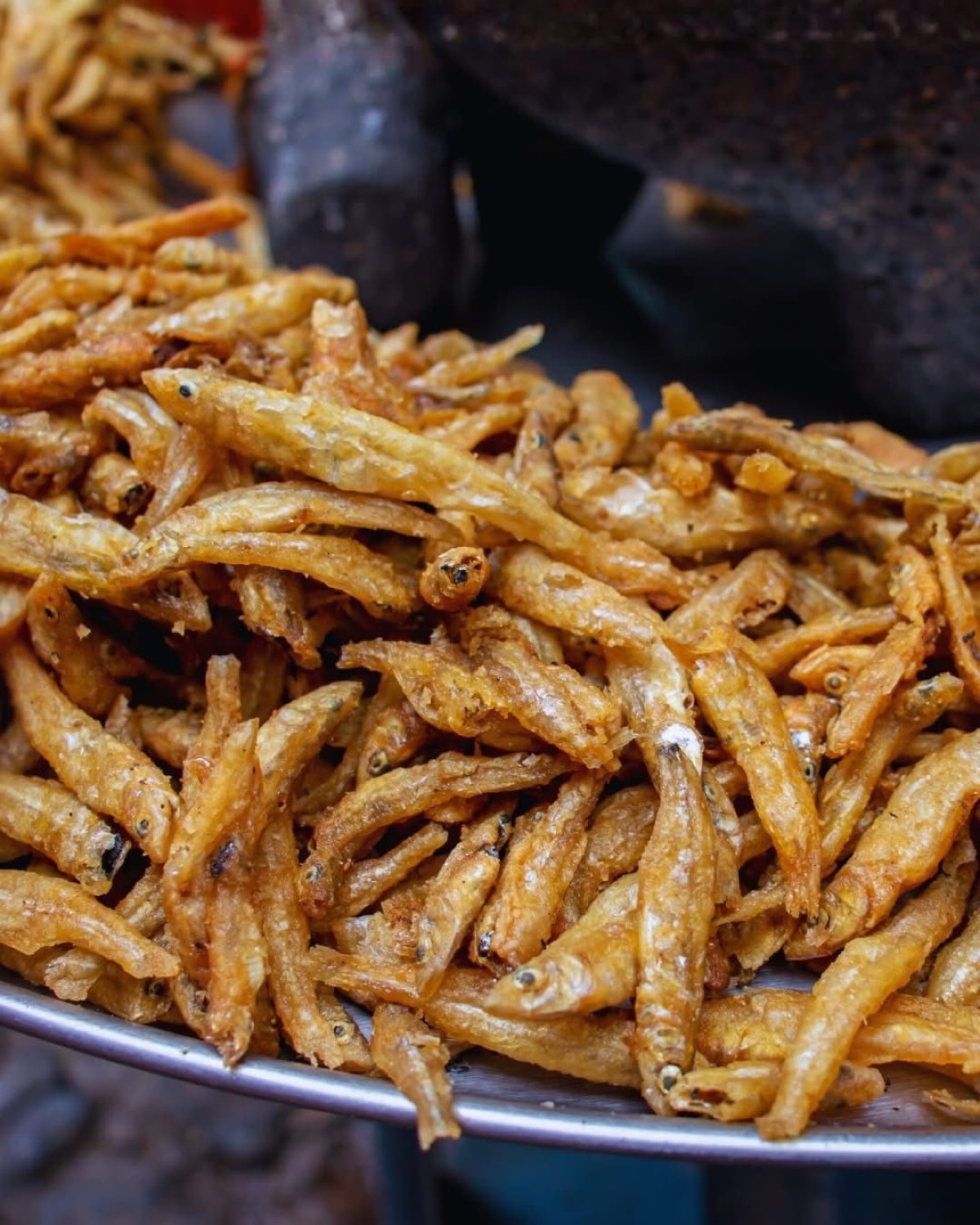 Deliciosos chapulines y pescaditos fritos en platos tradicionales de Cuaresma.