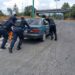 Agentes de la Guardia del Camino inspeccionan un vehículo en la vía.