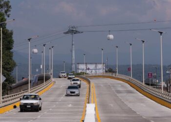 Amplia vista de la nueva infraestructura vial en Uruapan, con modernas torres de electricidad y un puente en excelente estado.