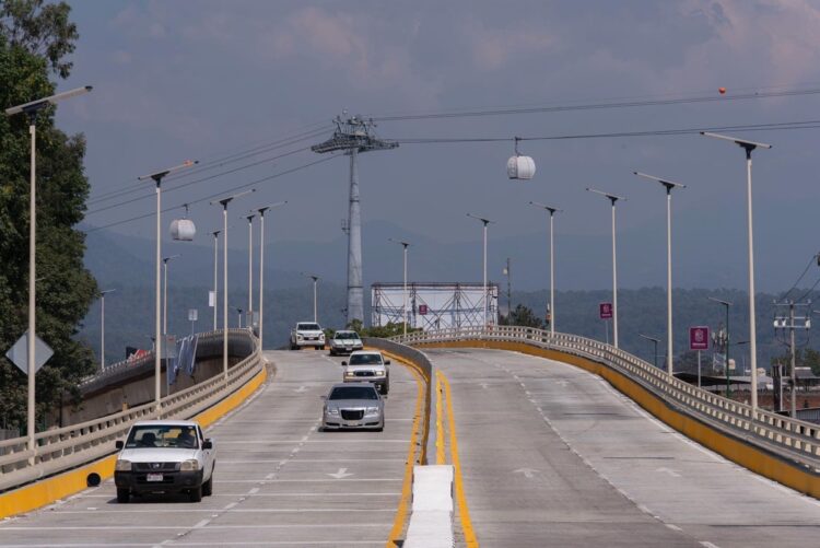 Amplia vista de la nueva infraestructura vial en Uruapan, con modernas torres de electricidad y un puente en excelente estado.