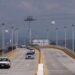 Amplia vista de la nueva infraestructura vial en Uruapan, con modernas torres de electricidad y un puente en excelente estado.