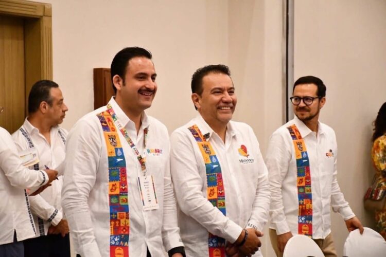 Líderes en evento de turismo con banderas y sonrisas en reunión oficial.