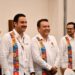 Líderes en evento de turismo con banderas y sonrisas en reunión oficial.