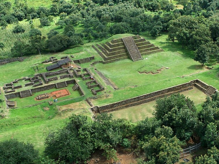 Estructuras Mayas en Michoacán.
