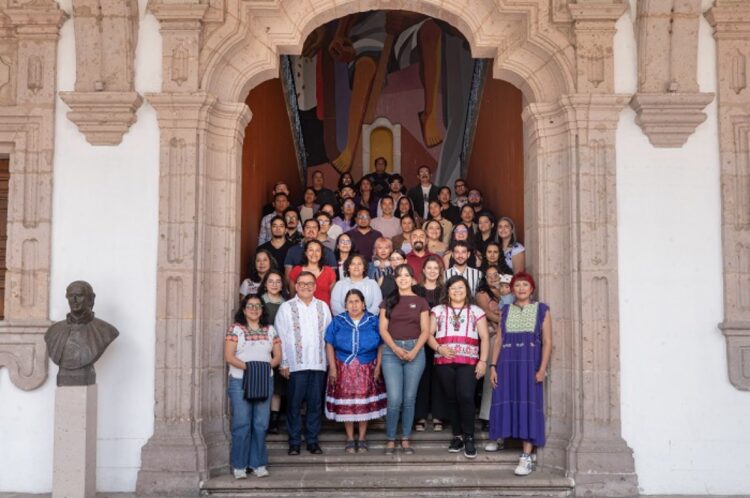 Grupo de jóvenes y facilitadores en la entrada de un edificio histórico en Michoacán, participando en un programa de Semiller.