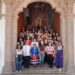 Grupo de jóvenes y facilitadores en la entrada de un edificio histórico en Michoacán, participando en un programa de Semiller.