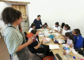Personas Participan En Taller De Juguetes Artesanales En Zamora.