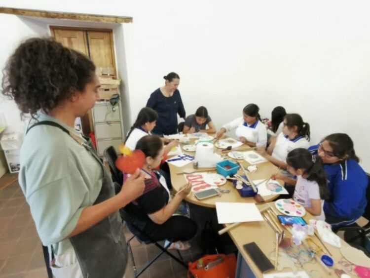 Personas Participan En Taller De Juguetes Artesanales En Zamora.