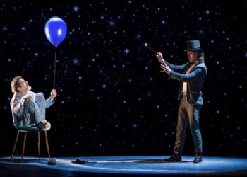 Bajo un cielo estrellado, un niño con globos y un mago en un escenario crean un espectáculo mágico para promover actividades.