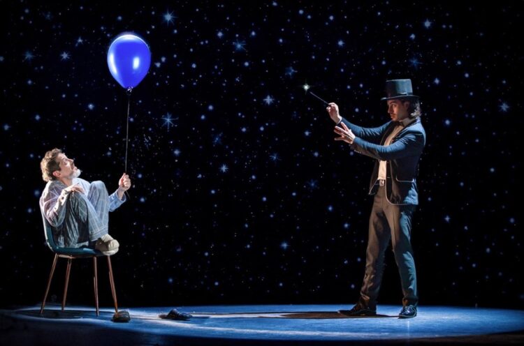 Bajo un cielo estrellado, un niño con globos y un mago en un escenario crean un espectáculo mágico para promover actividades.