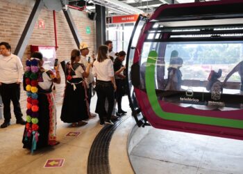 Teleférico en Uruapan con visitantes esperando abordar la cabina.