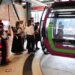 Teleférico en Uruapan con visitantes esperando abordar la cabina.
