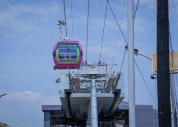 Cuerda de teleférico con cabinas coloridas en Uruapan, lista para ofrecer vistas panorámicas durante el fin de semana gratuit.