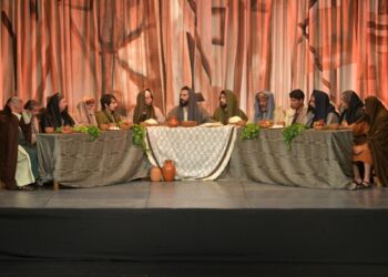 Escena de la representación de La Última Cena en un teatro con decorados y actores en vestuarios tradicionales.