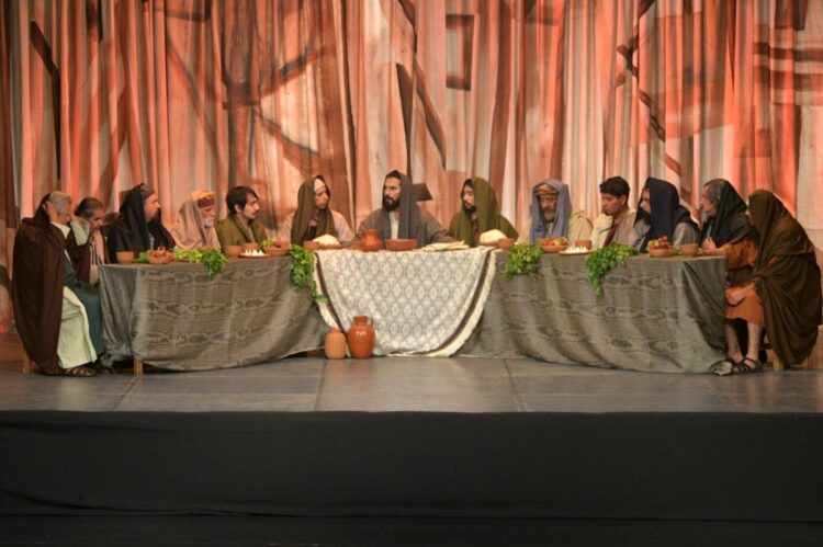 Escena de la representación de La Última Cena en un teatro con decorados y actores en vestuarios tradicionales.