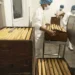 Panaderos en una panadería en Michoacán preparando churros tradicionales.